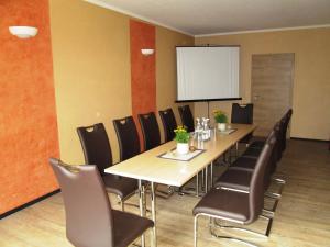 ein Konferenzraum mit einem langen Tisch und Stühlen in der Unterkunft Vitaleum in Krölpa