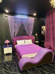 Thôn Dương Xuân HạにあるHOÀNG GIA ATHENA HOTELのベッドルーム1室(紫色のカーテン付きの紫色のベッド1台付)