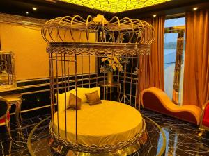 Thôn Dương Xuân HạにあるHOÀNG GIA ATHENA HOTELの黄色いベッドが備わる客室の金属製ベッド1台分です。