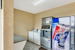 Zimmer mit einem Kühlschrank mit Cola in der Unterkunft Americas Best Value Inn - FM 529 in Houston