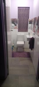 een badkamer met toilet en wastafel bij S & V Accommodation in Kaapstad +2 foto's