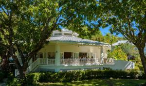 una casa bianca con persone sul portico di Azul Hotel & Retreat a Playa Azul