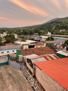 Blick auf eine Stadt mit Dächern und Zug in der Unterkunft Hotel y Restaurante El Cafetalito in Conchagua