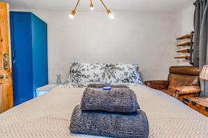 Llit o llits en una habitació de Chic Victorian Basement Flat