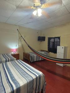 Łóżko lub łóżka w pokoju w obiekcie Hotel y Restaurante El Cafetalito