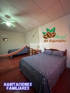 - une chambre avec un lit et un hamac dans l'établissement Hotel y Restaurante El Cafetalito, à Conchagua