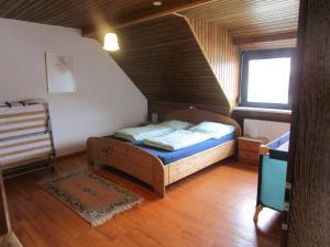 ザールブリュッケンにあるFerienwohnung Am Homburg Nr 2の小さなベッドルーム(ベッド1台、階段付)