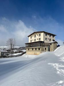 コニツにあるHotel Han Jelicaの雪道横の建物