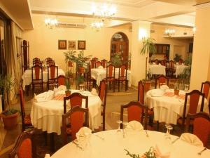 A restaurant or other place to eat at Hotel Baron