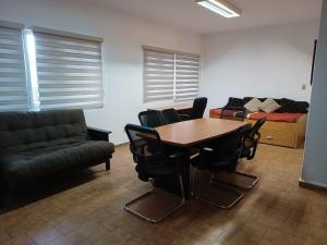 un soggiorno con tavolo, sedie e divano di COLIVING a Cuernavaca