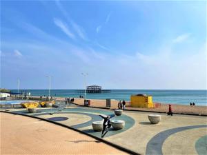 a view of a beach with people and the ocean at Super Central Studio Apartment I King Size Bed in Brighton & Hove