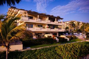 巴亞爾塔港的住宿－Espectacular Villa Frente al Mar，一座大建筑,前面有棕榈树