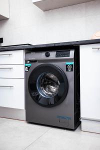 - un lave-linge installé dans une cuisine à côté d'un comptoir dans l'établissement Luxury 2-Bedroom Apt at Achimota, à Taifa