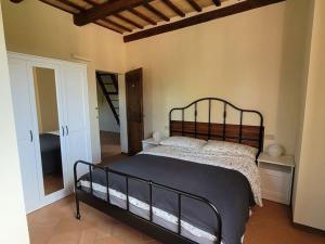 a bedroom with a black bed in a room at Agriturismo Merlino - Natur pur in Pergola