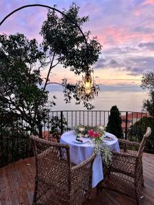 Luxury Villa Ciao Cocoa في غريمالدي: طاولة عليها زهور وثريا على سطح السفينة