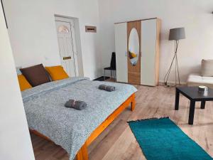 een slaapkamer met een bed en een woonkamer bij DáMa Apartments in Eger