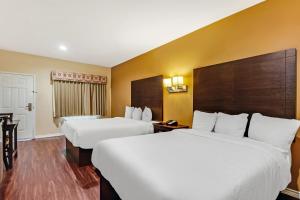 ein Hotelzimmer mit 2 Betten und einem Fenster in der Unterkunft Americas Best Value Inn - FM 529 in Houston