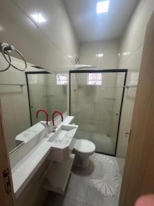 クイアバにあるCasa - Temporada Cuiabá MTのバスルーム(シャワー、トイレ、シンク付)