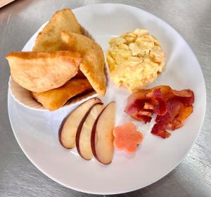 un plato de comida con alimentos para el desayuno. en Beachfront Glamping, en San Pedro