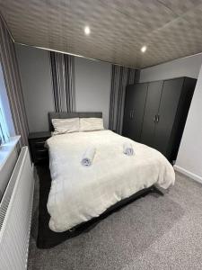 Кровать или кровати в номере Charming Heywood retreat house
