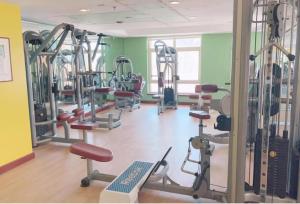 een fitnessruimte met veel loopbanden en machines bij مسارات النور in King Abdullah Economic City