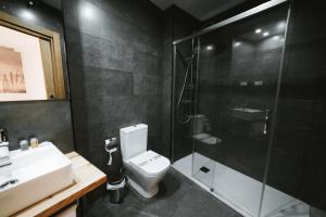 A bathroom at SUITES BERRUETA , Plaza Mayor by Albany Még 23 kép