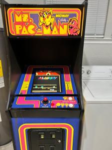 een arcade spel in een doos met een pokemon betaalmachine bij The Jewel of Jacksonville in Jacksonville