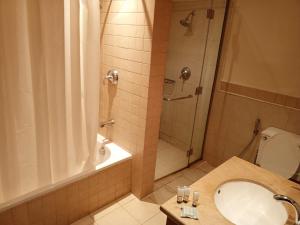 een badkamer met een douche, een toilet en een wastafel bij مسارات النور in King Abdullah Economic City