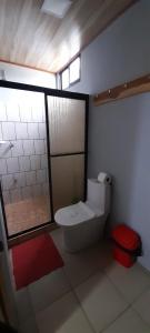 a small bathroom with a toilet and a window at Cabinas Rubik 1 in Savegre