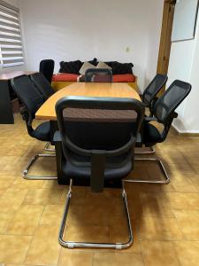 uma sala de conferências com mesa e cadeiras em COLIVING em Cuernavaca