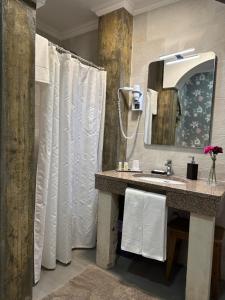 a bathroom with a sink and a mirror at Casa do Largo - Golegã - Turismo de Habitação in Golegã