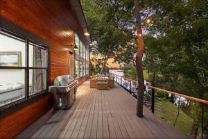 Balkonas arba terasa apgyvendinimo įstaigoje Lux 'Treehouse' on Private Lake: Gameroom, Kayacks