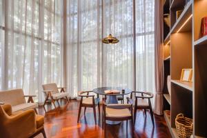 Uma área de estar em Qoya São Paulo Paulista, Curio Collection by Hilton