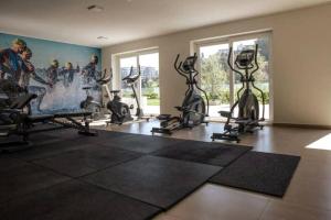 比尼亞德爾馬的住宿－Estudio cómodo y full equipado en Viña，健身房设有跑步机,健身房提供健身自行车