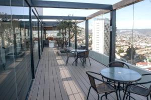 比尼亞德爾馬的住宿－Estudio cómodo y full equipado en Viña，大楼内带桌椅的阳台
