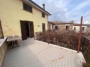 eine Terrasse mit einer Bank und einem Gebäude in der Unterkunft Villa Castello in Montefalcione