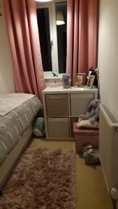 sypialnia z łóżkiem, toaletką i lustrem w obiekcie Waterfall's w mieście Borrowash