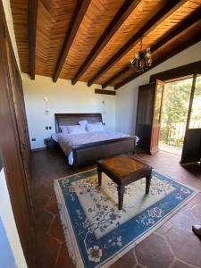 Villa del Lago في باتزكوارو: غرفة نوم بسرير وطاولة قهوة