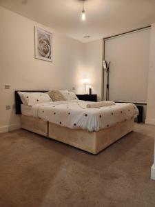 una camera con un grande letto di SweetHome Luxury Apartment a Londra