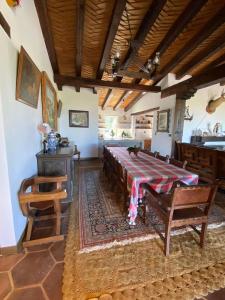 ein Esszimmer mit einem Tisch und einer Küche in der Unterkunft Villa del Lago in Pátzcuaro