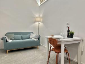 un soggiorno con divano e tavolo di Monolatino Apartment a Roma