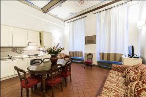 フィレンツェにあるRondinelli Charme Prestigeのキッチン、リビングルーム(テーブル、ソファ付)