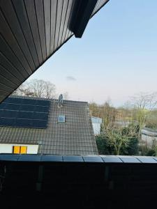 um telhado com painéis solares no topo de um edifício em Schöne Dachgeschosswohnung im Zentrum Erkelenz mit Parkplatz em Erkelenz