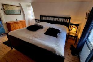 Ένα ή περισσότερα κρεβάτια σε δωμάτιο στο Trevliga stugor i Torhamn, perfekt för familjer