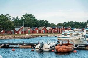 grupa łodzi zacumowanych w przystani z domami w obiekcie Trevliga stugor i Torhamn, perfekt för familjer w mieście Karlskrona