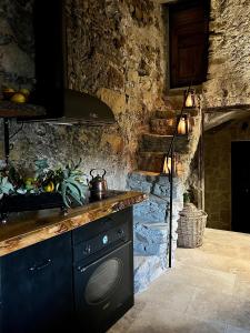 Il comprend une cuisine équipée d'un évier et d'une cuisinière. four supérieur dans l'établissement Luxury Villa Amore di Montagna, à Calvo