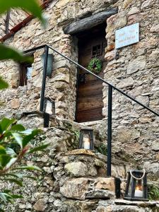 - un bâtiment en pierre avec deux lumières et une fenêtre dans l'établissement Luxury Villa Amore di Montagna, à Calvo