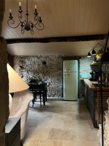 Il comprend une cuisine équipée d'un réfrigérateur vert et d'une table. dans l'établissement Luxury Villa Amore di Montagna, à Calvo