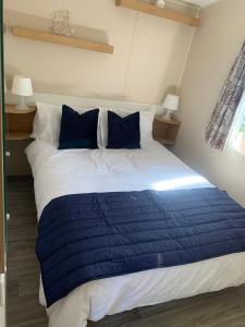 En eller flere senge i et værelse på Winchelsea sands holiday park