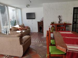 un soggiorno con divano e tavolo di Casa Jardin a Guadalajara